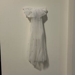 Bow bridal veil with pearl detail